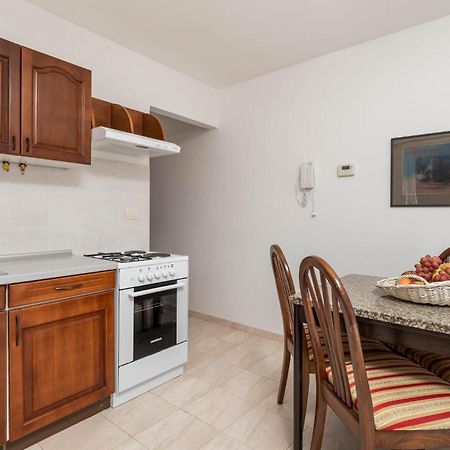 1 Bedroom Cozy Apartment In Ičići Екстериор снимка