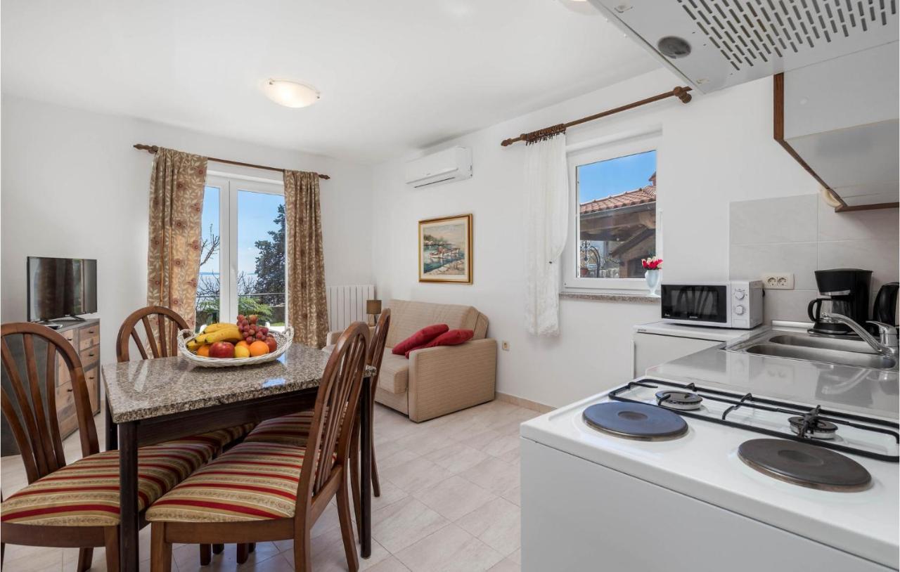 1 Bedroom Cozy Apartment In Ičići Екстериор снимка