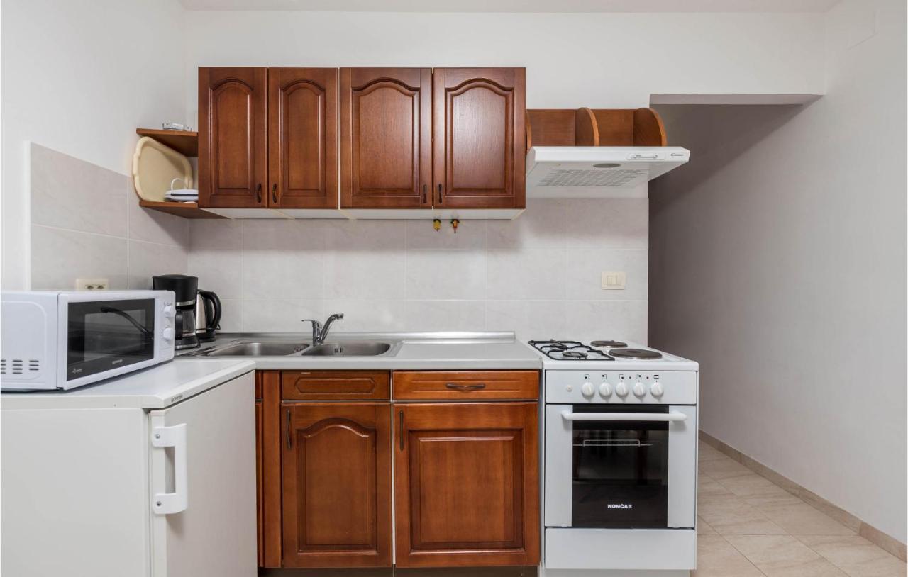 1 Bedroom Cozy Apartment In Ičići Екстериор снимка