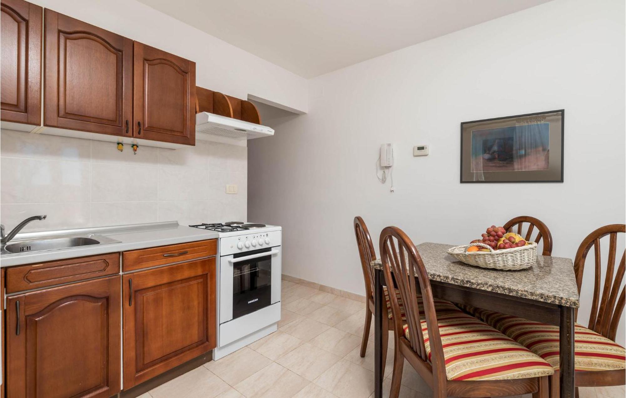 1 Bedroom Cozy Apartment In Ičići Екстериор снимка