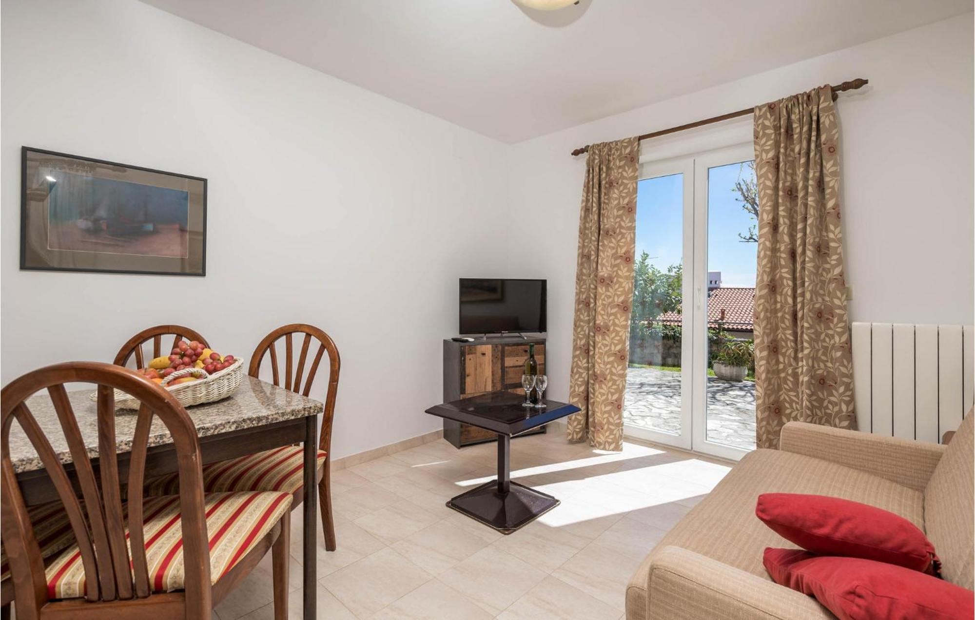 1 Bedroom Cozy Apartment In Ičići Екстериор снимка
