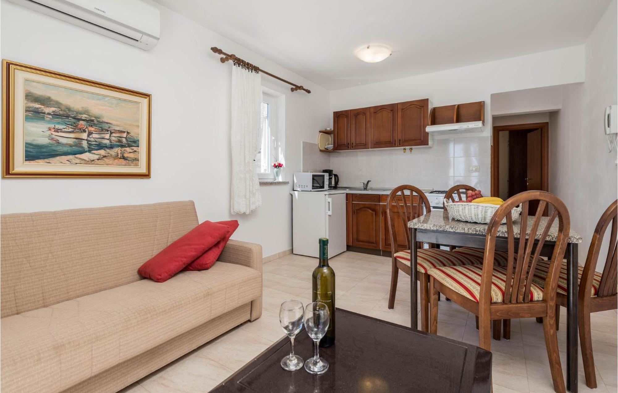1 Bedroom Cozy Apartment In Ičići Екстериор снимка